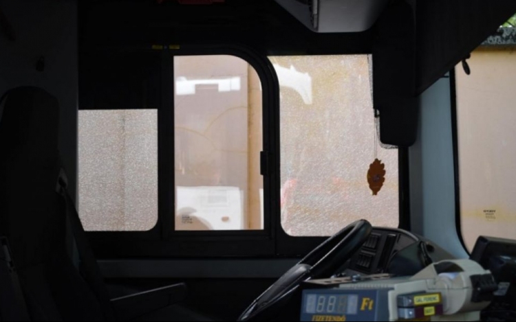 Börtönbüntetés az autóbuszt megrongáló ügyében