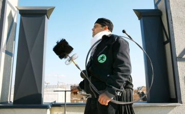 Kéményseprőket és betanított munkásokat keresnek