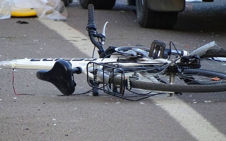 Mentőhelikopter vitte el a súlyosan megsérült biciklist