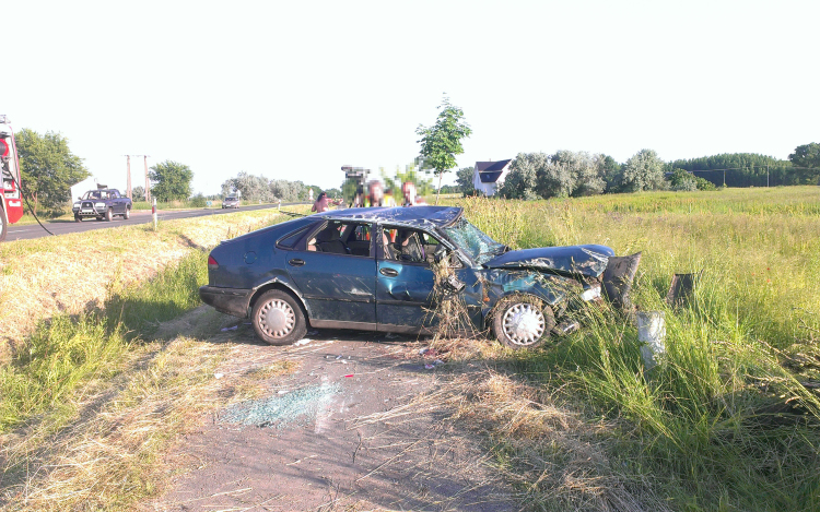 Kerékpárosok elé borult autóval