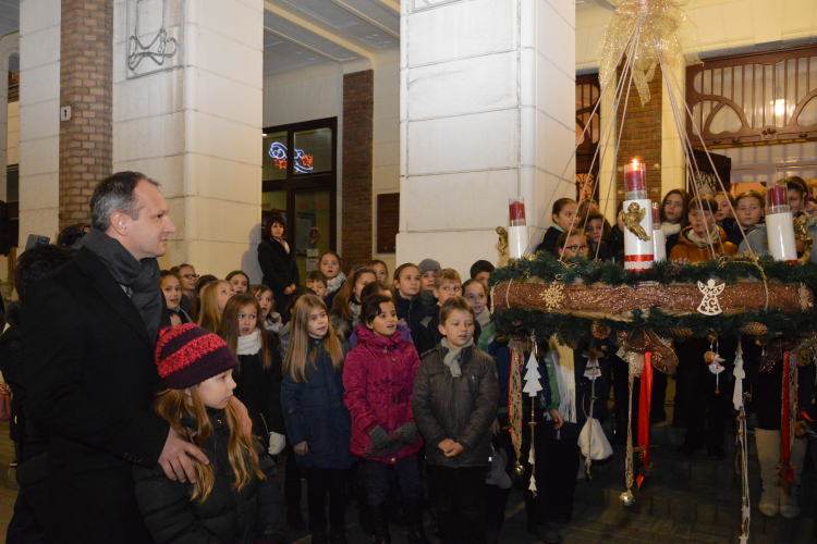 Fellobbant az adventi koszorú első gyertyalángja