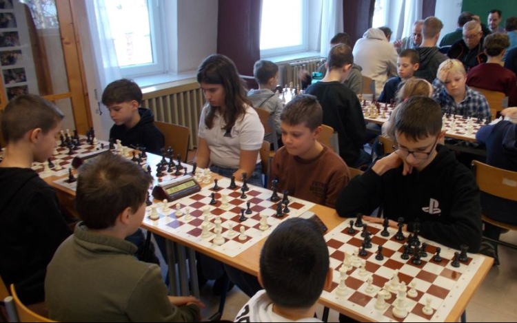 Minden korosztály asztalhoz ült Kiskunfélegyháza első sakkversenyén