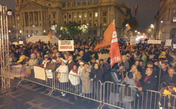 Tízezrek tüntettek a Közfelháborodás napján