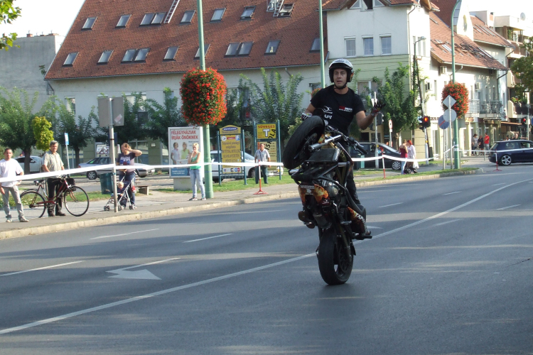 Fergeteges motoros kaszkadőr bemutató