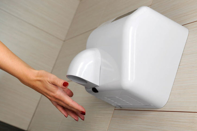 Bacigazdák a mosdókagylóban