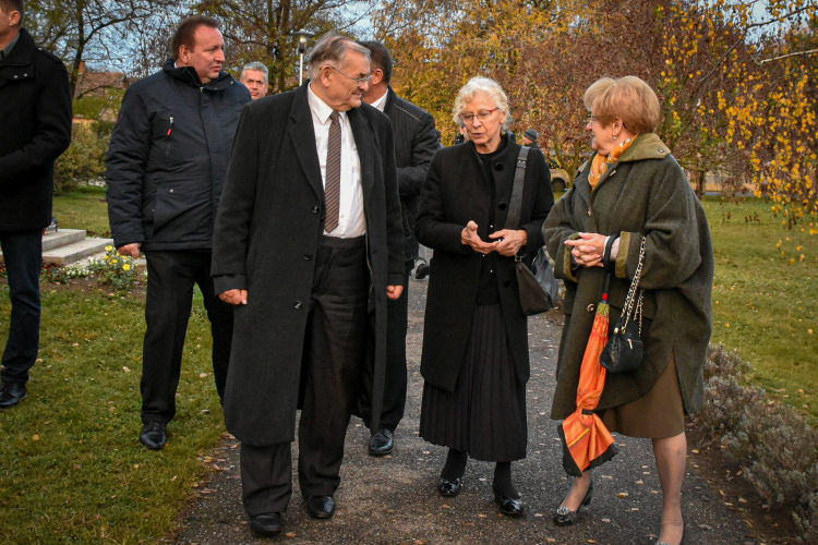 Felavatták Petőfi Sándor mellszobrát Pálmonostorán