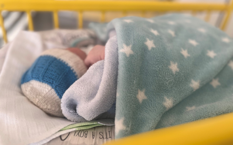 Újszülött babát találtak a kecskeméti vármegyei kórház főbejárata mellett