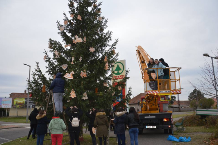 Lelkesen díszítették a fiatalok a lakótelep karácsonyfáját