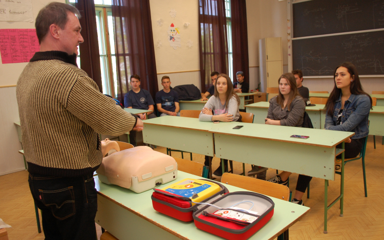 Defibrillátorra költötték a jótékonysági bál bevételét