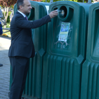 Egy üveggyűjtő konténernél készített szelfivel nemcsak segíthetsz, nyerhetsz is!