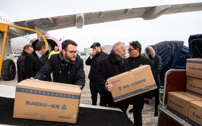 Több tízezernyi maszk és védőruha érkezett Kínából