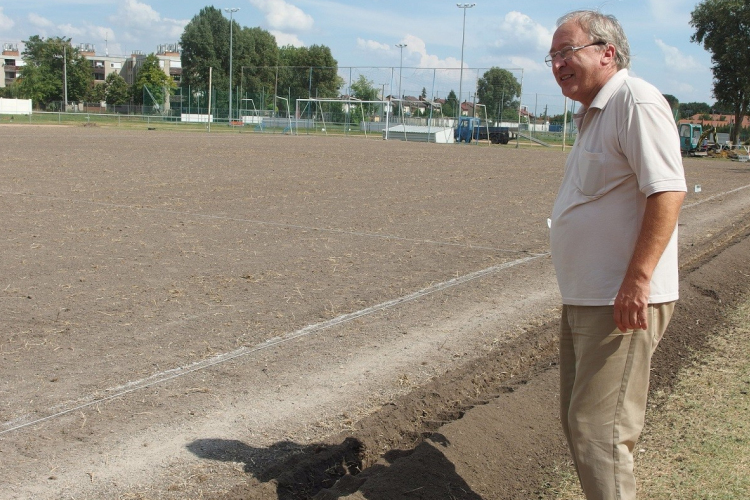 Új fűréteget kap a félegyházi Honvéd pálya