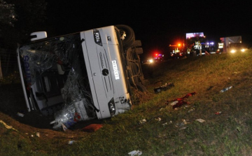 Felborult egy busz az M5-ös autópályán