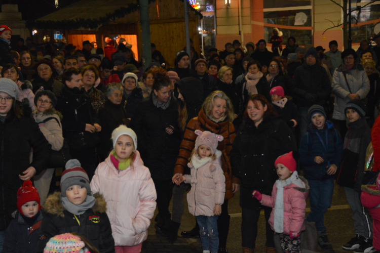 Fellobbant a harmadik gyertya lángja városunk adventi koszorúján