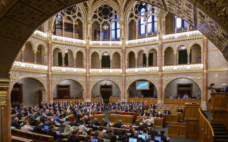 Kétnapos ülésbe kezd a parlament